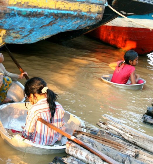 tajskie dziewczynki pływają w miskach