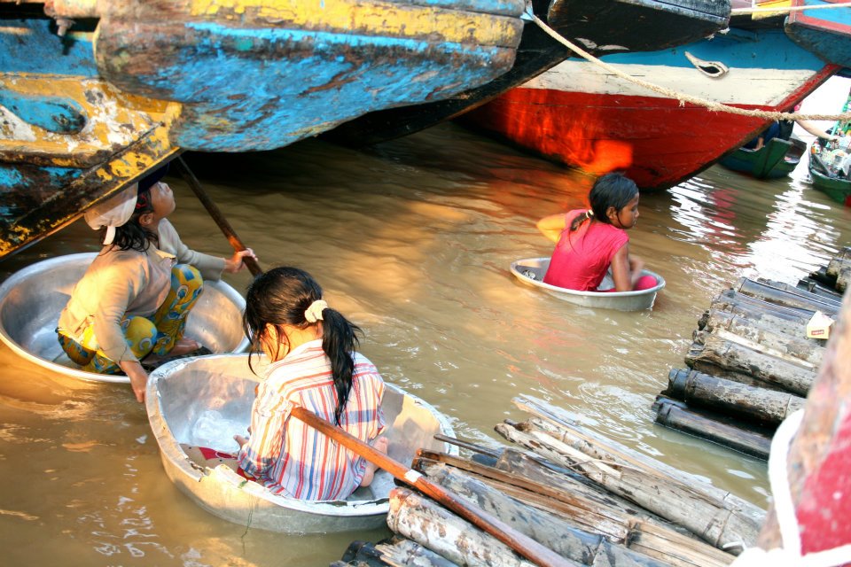 tajskie dziewczynki pływają w miskach